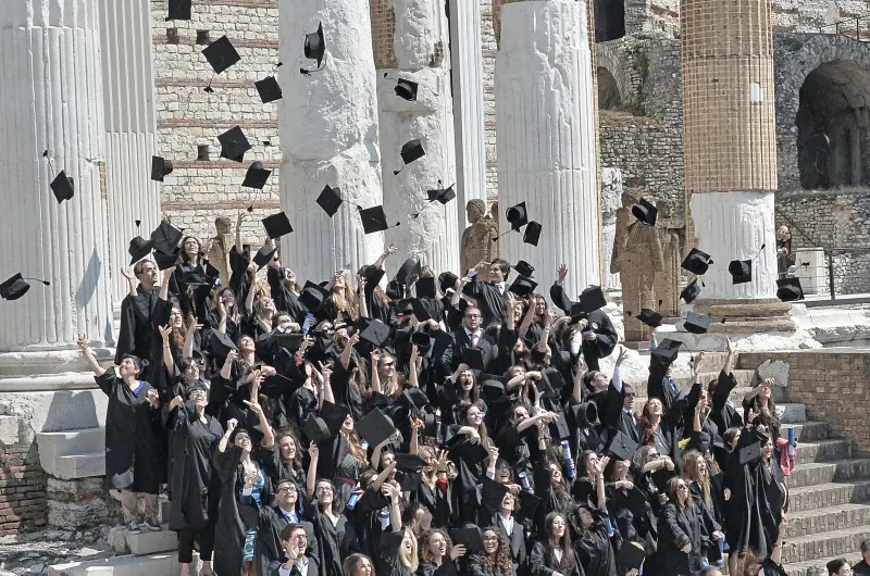 UniCatt, proclamazione e lancio dei tocchi per cento laureati