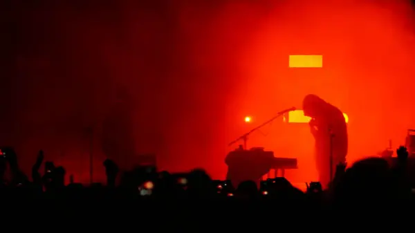 Un momento del concerto del rapper misterioso  Liberato, sul lungomare di Napoli