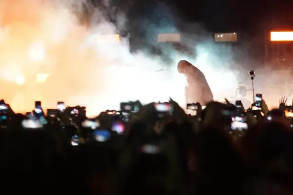 Un momento del concerto del rapper misterioso  Liberato, sul lungomare di Napoli