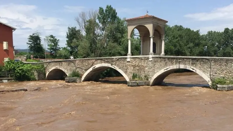 Così appariva stamane il Chiese a Pontenove di Bedizzole - Foto tratta da Facebook © www.giornaledibrescia.it