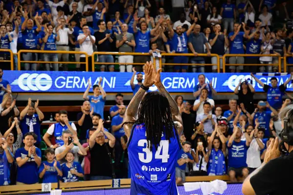Applausi, lacrime, abbracci per la Germani Basket Brescia