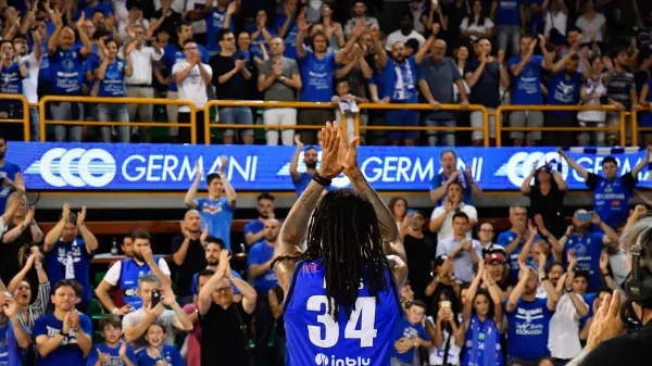 Applausi, lacrime, abbracci per la Germani Basket Brescia
