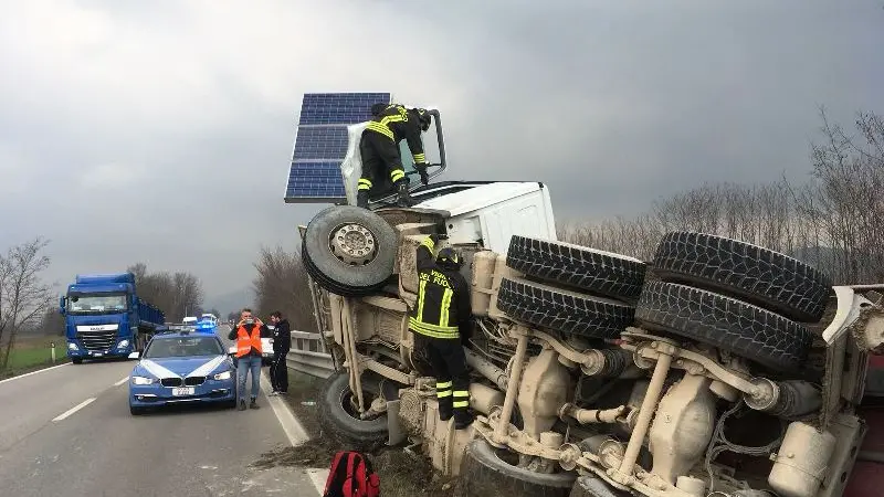 Il Tir ribaltato e le fasi di recupero