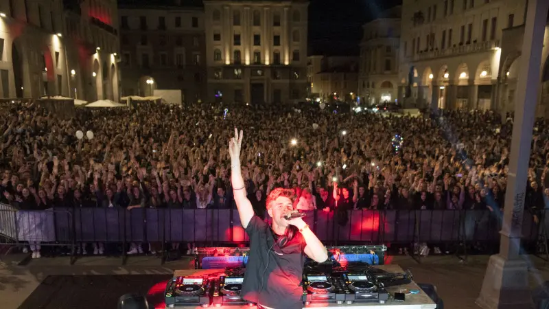 Il dj Andrea Damante in piazza Vittoria