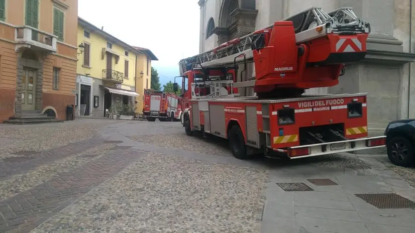 I vigili del fuoco al lavoro a Rovato // © www.giornaledibrescia.it