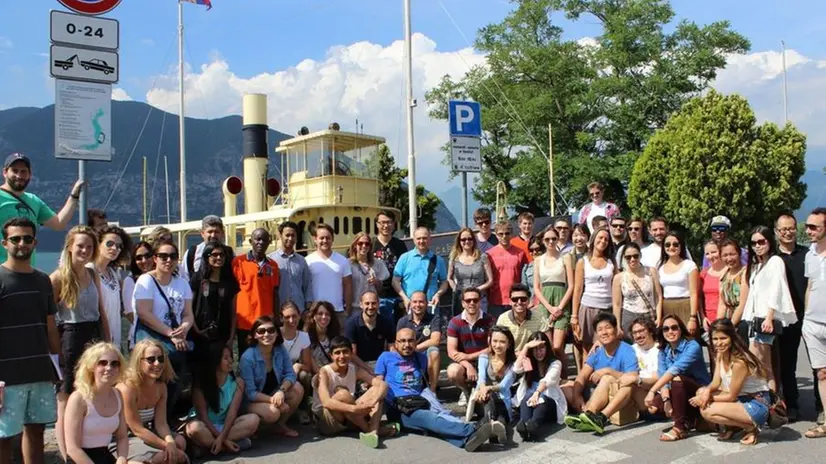 Di fronte alla Capitanio. Il gruppo degli studenti che parteciperanno alla prossima edizione della summer school