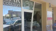 L’ingresso. La vetrata del bar «Tre Moretti» sfondata dopo l’impatto