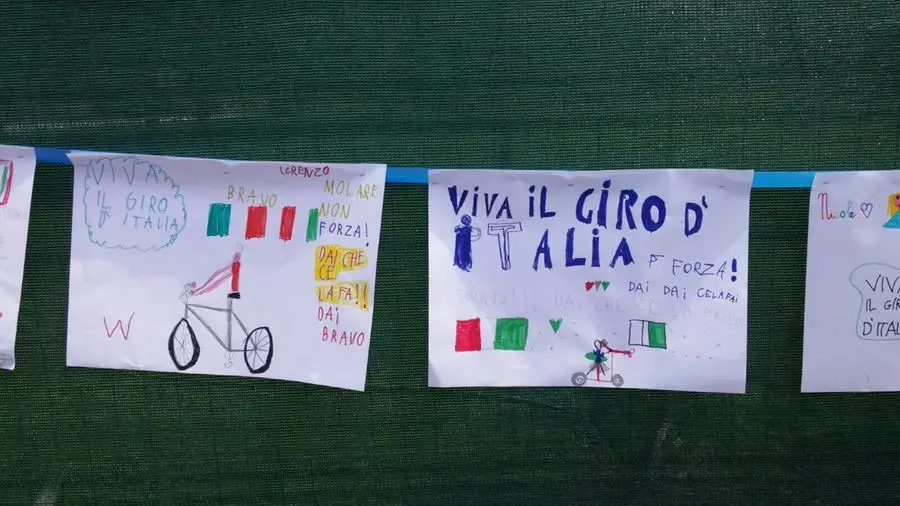 A Ome i bambini aspettano il Giro d'Italia
