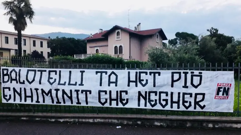 Lo striscione di Forza Nuova // © www.giornaledibrescia.it