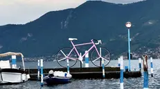 Giro d'Italia verso Iseo, maxi-bici da corsa sul molo di Iseo - Foto Pierre Putelli/Neg © www.giornaledibrescia.it