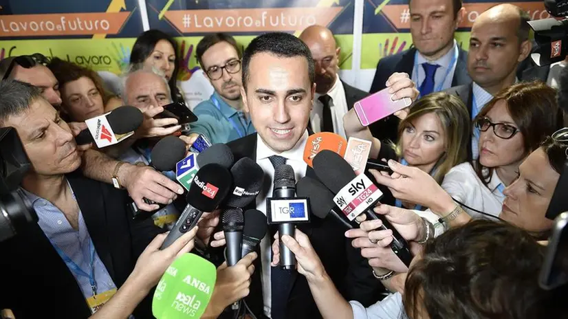 Il ministro del lavoro Luigi Di Maio parla con i giornalisti in occasione della giornata conclusiva del Festival del Lavoro 2018 a Milano, alle 15.30 sarà a Torbole - © www.giornaledibrescia.it