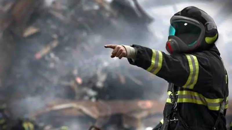 Il giovane neolaureato con il suo casco