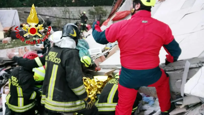 Crolla palazzina nel Milanese, salvi i nove feriti