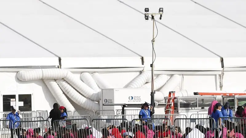 Bambini in un centro per immigrati in Florida - Foto Ansa/Ap Wilfredo Lee