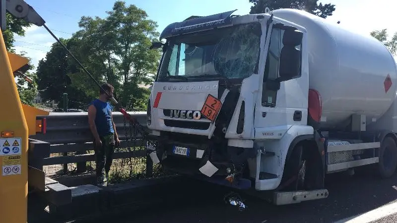 A4, nell'incidente coinvolti camper e cisterna carica di gpl