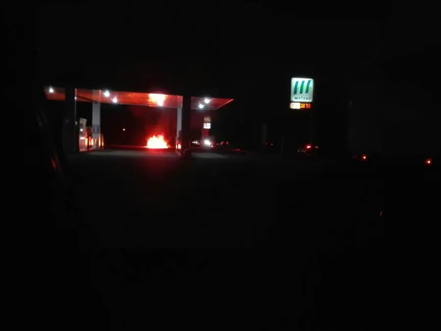 Auto in fiamme al distributore