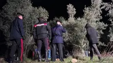 I carabinieri sul luogo in cui è stata trovata la donna uccisa - Foto Ansa