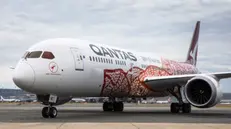 Il Boeing 787 Dreamliner di Qantas atterrato dopo il volo Perth-Londra