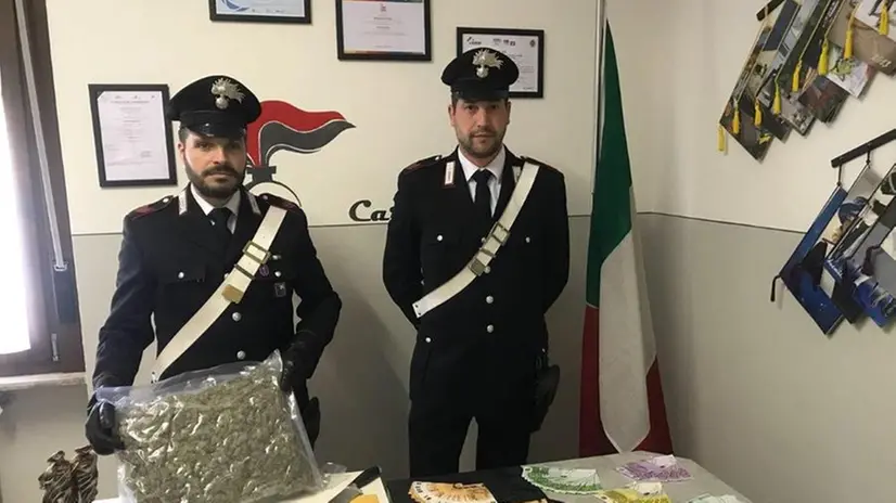 La droga e i contanti sequestrati dai carabinieri - © www.giornaledibrescia.it