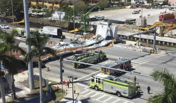 Miami: ponte pedonale crolla sull'autostrada