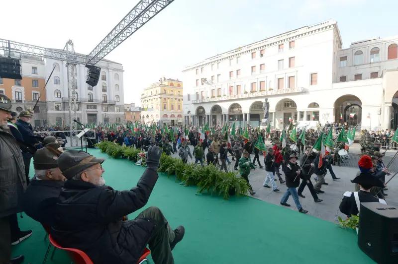 75° di Nikolajewka, folla di penne nere in piazza Vittoria