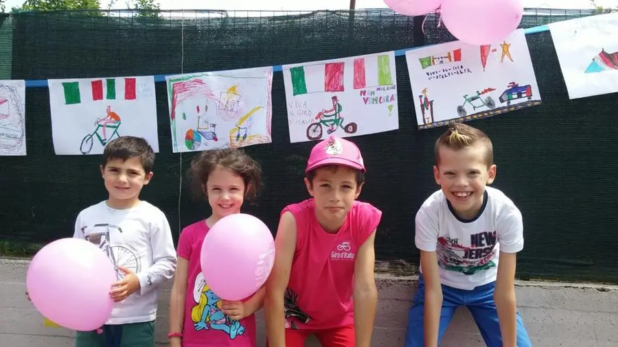 A Ome i bambini aspettano il Giro d'Italia