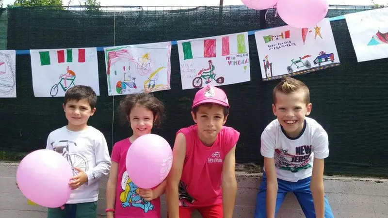 A Ome i bambini aspettano il Giro d'Italia