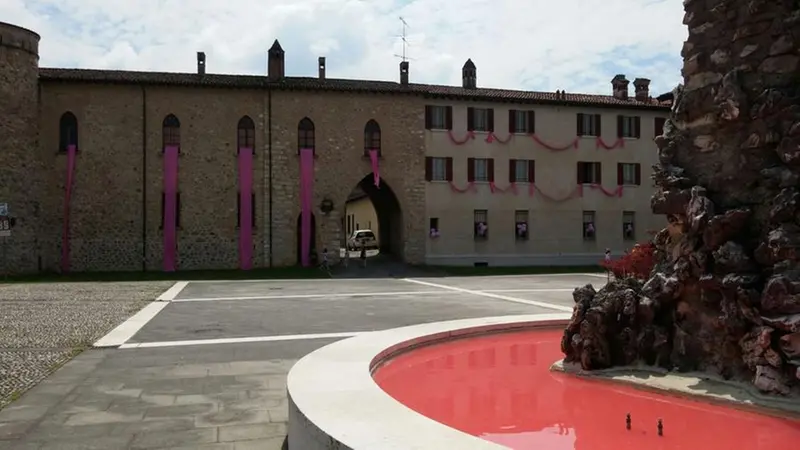 Paderno in rosa, anche l'acqua della fontana