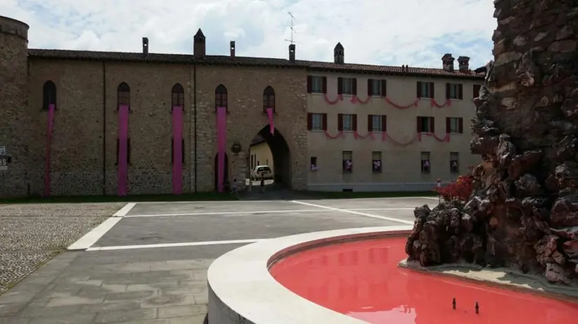 Paderno in rosa, anche l'acqua della fontana