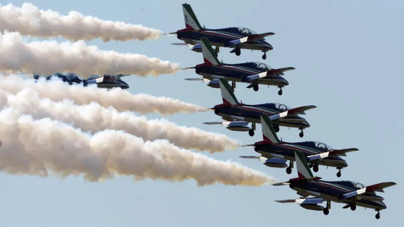 Le Frecce tricolori si esercitano nei cieli bresciani