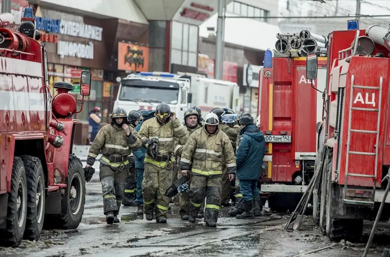 Strage al centro commerciale: 64 morti per il rogo