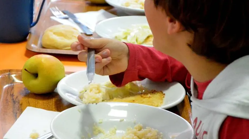 Ragazzi in mensa. Non tutto il cibo servito viene consumato