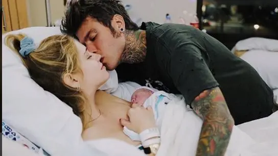 Chiara Ferragni e Fedez col piccolo Leone - Foto Instagram