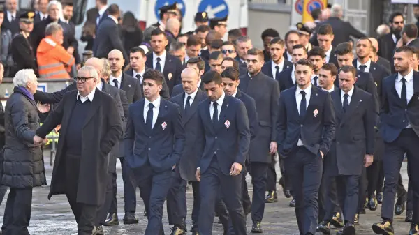 L'arrivo del feretro di Davide Astori in piazza Santa Croce