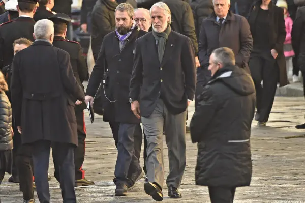 L'arrivo del feretro di Davide Astori in piazza Santa Croce
