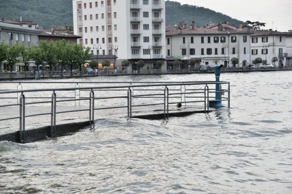 La pioggia gonfia il lago d'Iseo