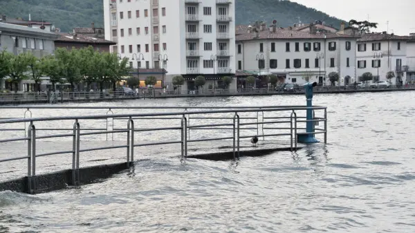 La pioggia gonfia il lago d'Iseo