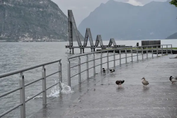 La pioggia gonfia il lago d'Iseo