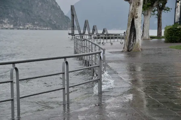 La pioggia gonfia il lago d'Iseo