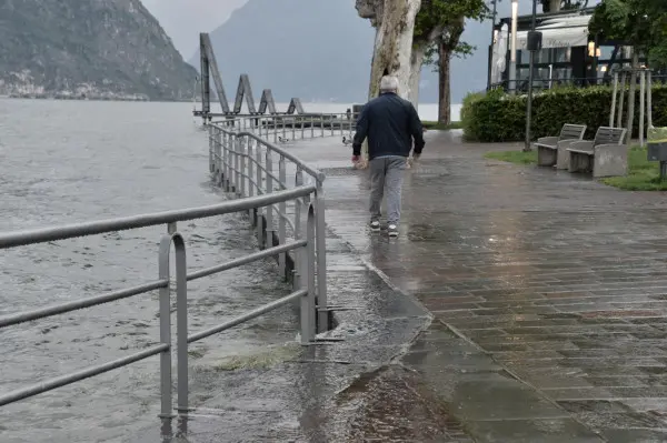 La pioggia gonfia il lago d'Iseo