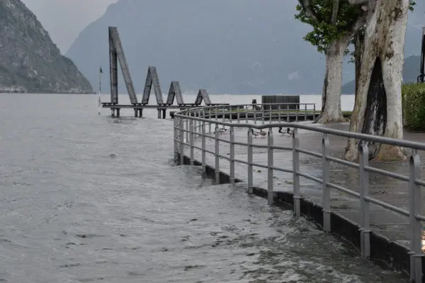 La pioggia gonfia il lago d'Iseo