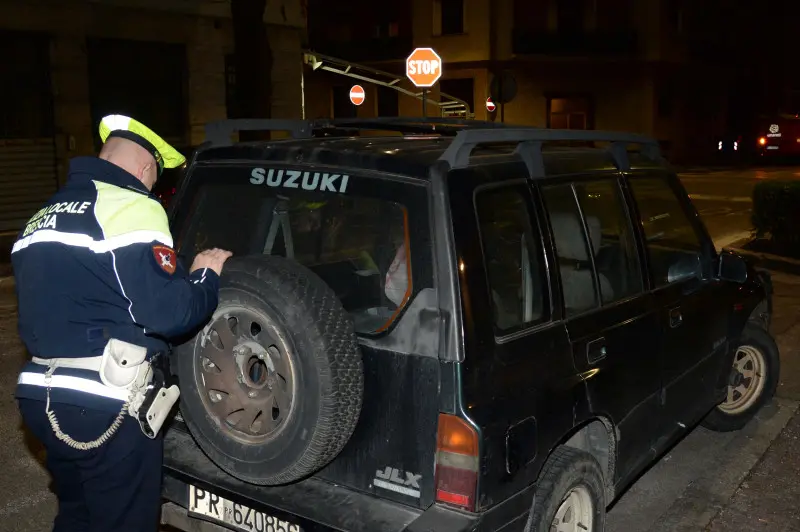 Il vecchio Suzuki Vitara al centro dell'allarme di viale Italia