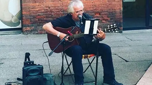 Il musicista Andrea Pini con la sua chitarra e il microfono