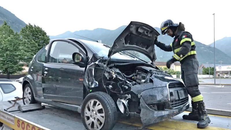 Auto contro albero, muore una donna