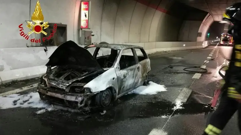 Statale 42, fiamme e paura in galleria