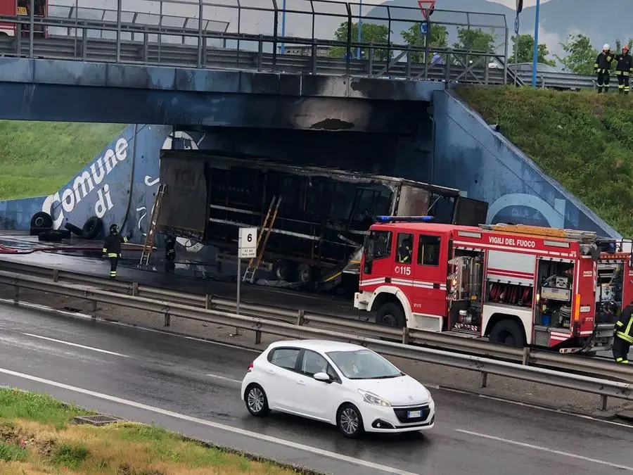 Camion in fiamme in tangenziale