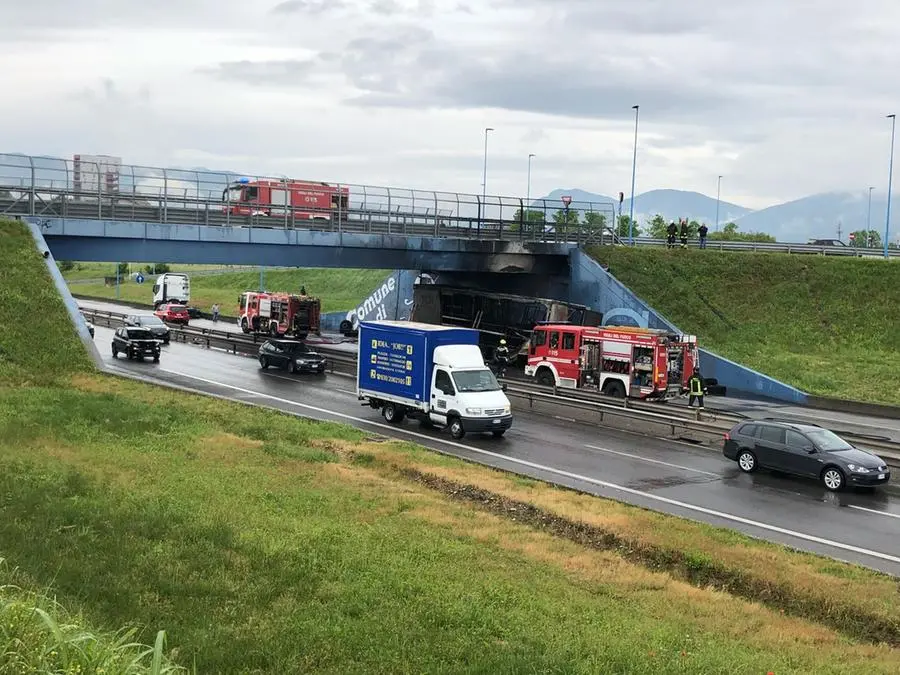 Camion in fiamme in tangenziale