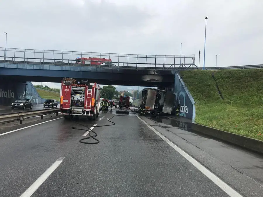 Camion in fiamme in tangenziale