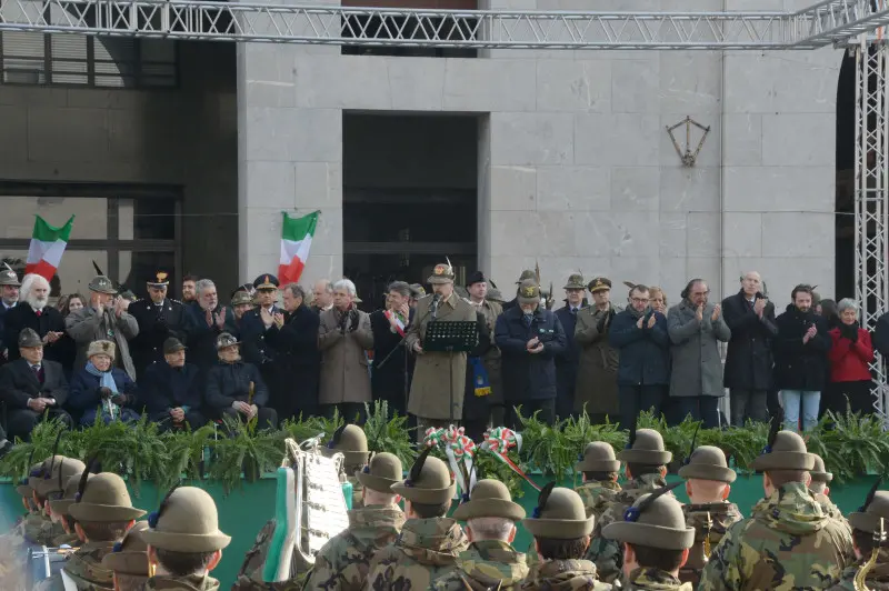 75° di Nikolajewka, folla di penne nere in piazza Vittoria