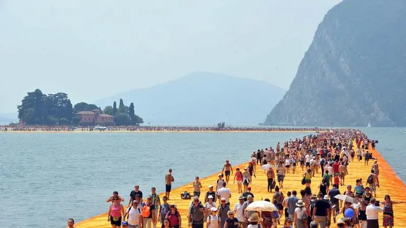 In cammino su The Floating Piers - Foto Gabriele Strada /Neg © www.giornaledibrescia.it